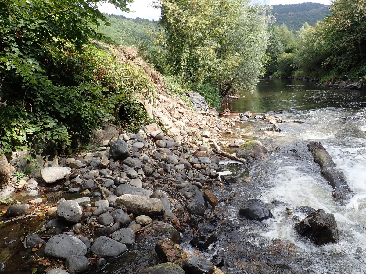Vue du talus en rive gauche (côté piste d'exploration) aprés travaux